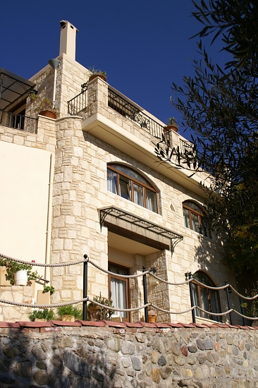 PICT1554 small PLATANIAS MARIA HOUSE.jpg - 198992 Bytes